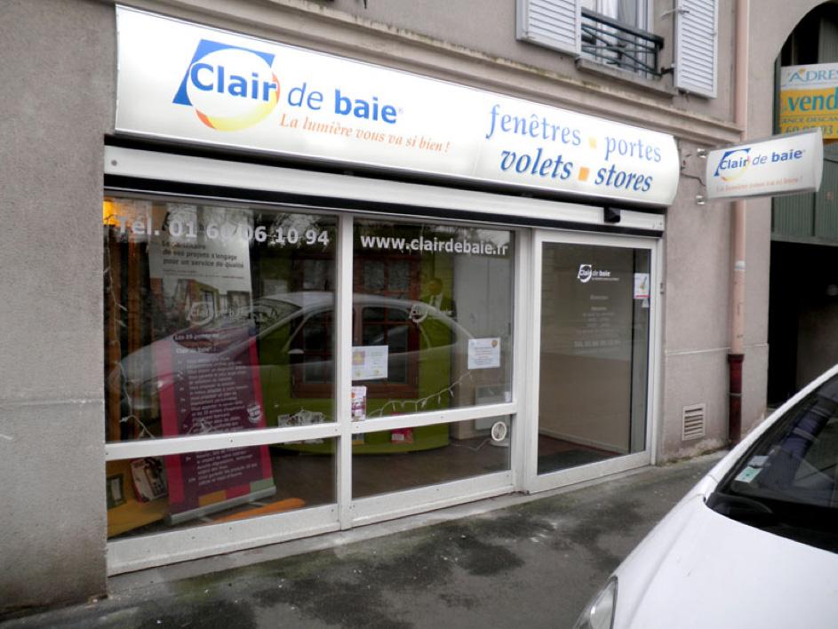 enseigne lumineuse et drapeau